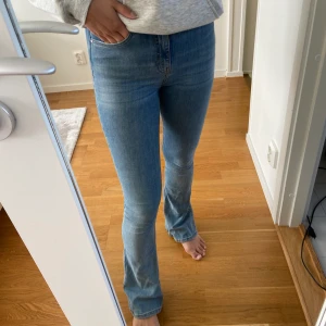 Jeans - Utsvängda jeans från Gina tricot