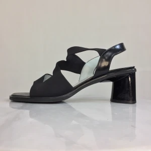 Heels - Amazing barley used shoes from Gabor in black! 90’s vibe heel meets the popular square toe. Size 9. Ne return nor refund. Free shipping everywhere in Sweden.   Sole 25.5 cm 