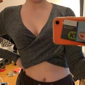 Glittrig fin tröja - Fin glittrig tröja från hm, använd en gång, fint skick. Möts upp i Karlstad eller skickas