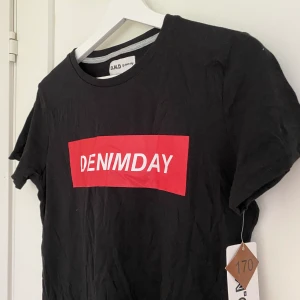 T-shirt NY - Helt ny t-shirt med snyggt tryck! Passar mig som har S, köpt på killavdelningen så den sitter lite oversized. 