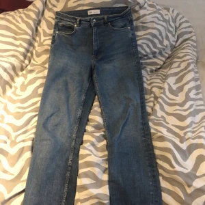 Zara jeans med slits  - Super trendiga byxor med slits från zara. Använda fåtal gånger så är i bra skick! Dem är i storlek 38. 