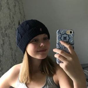 Ralph Lauren mössa🐎 - Säljer denna snygga mörk blå mössa från ✨Ralph Lauren✨, perfekt nu till hösten! Säljer då den inte riktigt är min stil😊 använd få gånger och i super bra skick🤩 köpt för 250 och säljer för 99 + 22 kr frakt, kontakta för fler bilder!