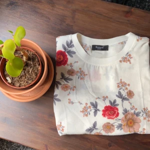 Blommig vintage t-shirt - Blommig vintage t-shirt som jag älskar!🌺🌼 Den är ganska välanvänd men fortfarande så cool. Säljer den därför billigt. Den är i bra material med snygg krage.