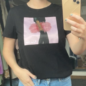 T-shirt Vero Moda - T-shirt från Vero Moda med paljetter. Använd fåtal gånger och är i nyskick🦋 skriv i dm vid intresse eller frågor💗
