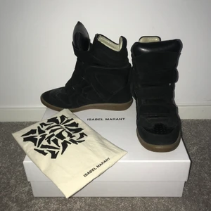 Isabel Marant skor - Svarta Isabel Marant skor i modell Bekket storlek 38. Köpta på NK för två år sedan men knappast använda! De är i väldigt bra skick! Du får med skokartong och dustbag, samt finns kvitto som äkthetsbevis.