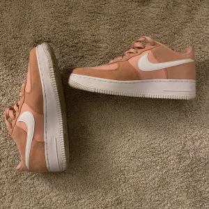 Nike air force - Knappt använda nike air force i en väldigt ovanlig rosa färg. Storlek 38.5