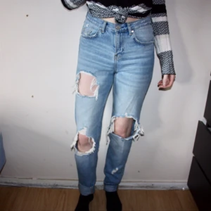  - Girlfriend jeans med slitningar från BIKBOK. Storlek XS/31. Endast använda 1 gång. Frakt 60kr