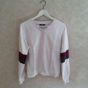  - Oanvänd fin tröja med tryck på ärmarna. Passar en XS/S.