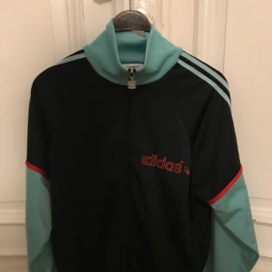  - Adidas Vintage sportjacka storlek192. Passform som L. Trevligt skick från tidigt 90-tal. Hämtas i Uppsala eller kan skickas spårbart för 53 sek. 