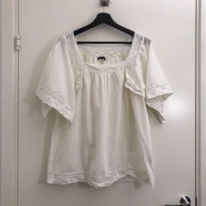  - Fin vit blus från Kappahl i storlek M (40/42) med lite annorlunda ärmar. Hämtas i Uppsala eller fraktas till önskad adress. ✨