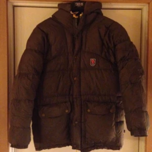 - FJÄLLRÄVEN JACKA. Modellen "expedition down jacket" i mossgrön. Stl XXS, funkar för dig som har storlek mellan xs-m eller 36-40, beror på hur du vill att passformen ska vara.
 Jag har använt den max 10 gånger. Kemtvättats.
 90% dun, 10% fjäder. Kommer med tillhörande påse.
 Liten fläck på vänster sida i midje höjd efter kemtvätt, går ej fånga på foto. Nu endast 1700:- 
 Kan hämtas i Vasastan/Stockholm.