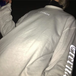  - ⚡️vit långärmad tröjan med detaljer i reflex⚡️ (Lyser när du tar bilder med blixt) annars är detaljerna gråa. Köpt på weekday. Använd fåtal gånger. Köparen står för den eventuella frakten u know the drill❤️🌹