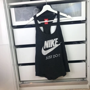  - Träningslinne från Nike med brottarrygg. Aldrig använt, så i nyskick, strl xs men passar även s! 