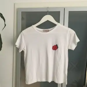 Längre crop top endast använd 1 gång. Fin broderad ros. 🌹Frakt ingår i priset❤️