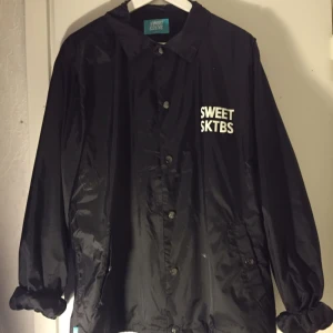  - Nästintill oanvänd jacka från SWEET SKTBS, ganska stor i storleken men är snygg som oversized! Tar swish :) 