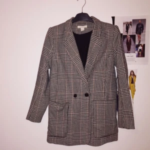  - Superfin hundtandsmönstrad kavaj från H&M i  ullblandning - varm och perfekt för höst/vinter.  Använd ett fåtal gånger, fint skick! Kan hämtas upp i Stockholm eller skickas mot frakt. 