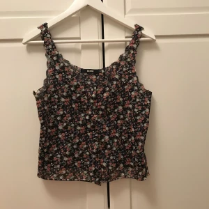  - Jätteskönt och luftigt linne från BikBok, använd många gånger på Stockholms trånga klubbar just pga det sköna materialet. Perfekt skick trotts att den är väl använd, fin ”vågig” kan längst med hela linnet.   Kan mötas upp i Stockholm eller så står köparen för frakten ⭐️