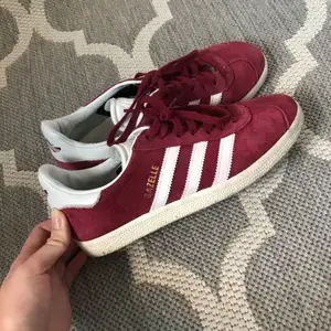 Näst intill helt nya adidas gazelle i vinrött! Sjukt snygga men kommer tyvärr inte till användning längre. Kan mötas upp i Stockholm eller så står köparen för frakten :)