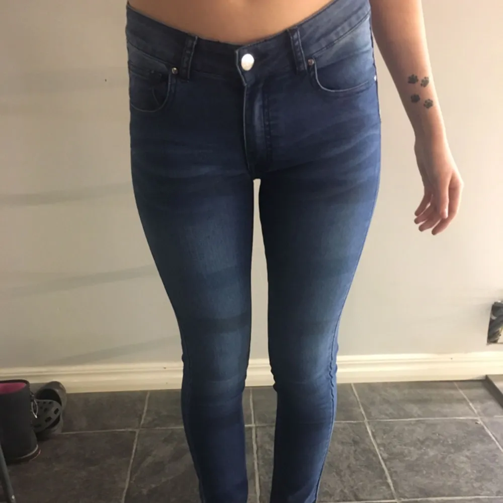 Blåa Twentyfive seven jeans helt oanvända förutom på modellen på bilden, nypris ligger på 1700kr men jag säljer dom pga för liten storlek. Swish går bra, köpare står för frakten.. Jeans & Byxor.