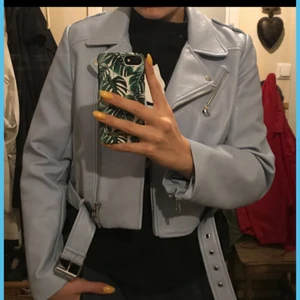  - Skinnjacka i blått från Zara. I mycket bra skick. Ganska liten i storleken 