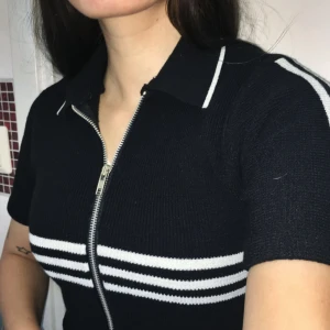  - Asfin tröja med vita ränder på ärmar och framsida ✨ Frakt inkluderat i pris🌹