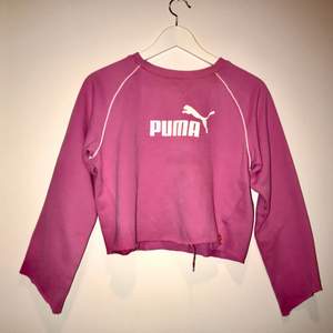 Supercool och ball tröja från Puma i en fin rosa färg. Tröjan är avklippta och går till nedanför naveln på mig som är 1.65cm lång.   Frakt tillkommer på 30kr 