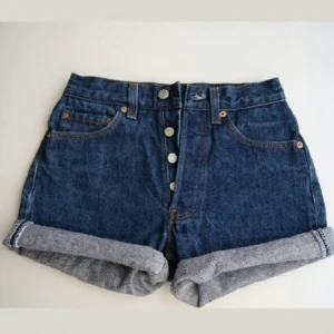  - Levis 501 jeans shorts i storlek W27 (ca. W25 i vanlig jeans storlek) Fint begagnat skick. 