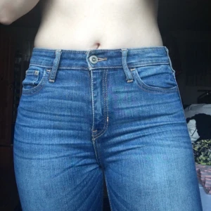  - Mina gamla älsklingsbyxor <33 Sitter sjukt bra och är jättesköna! Highwaisted.  Använda en del men fortfarande i väldigt bra skick.  Kan skicka fler bilder om det behövs!! 🌹  Frakt ingår i priset! 