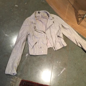  - Ljus skinnjacka från H&M i storlek 36, säljes pga för liten. 