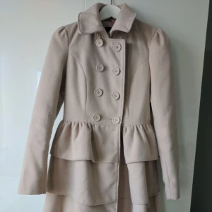  - Säljer min väldigt fina ljusrosa jacka då den blivit för liten. Den är otroligt fin med en speciell design som framhäver kurvor   