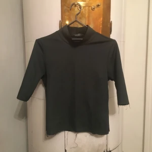  - Mörkgrön polo från Mango