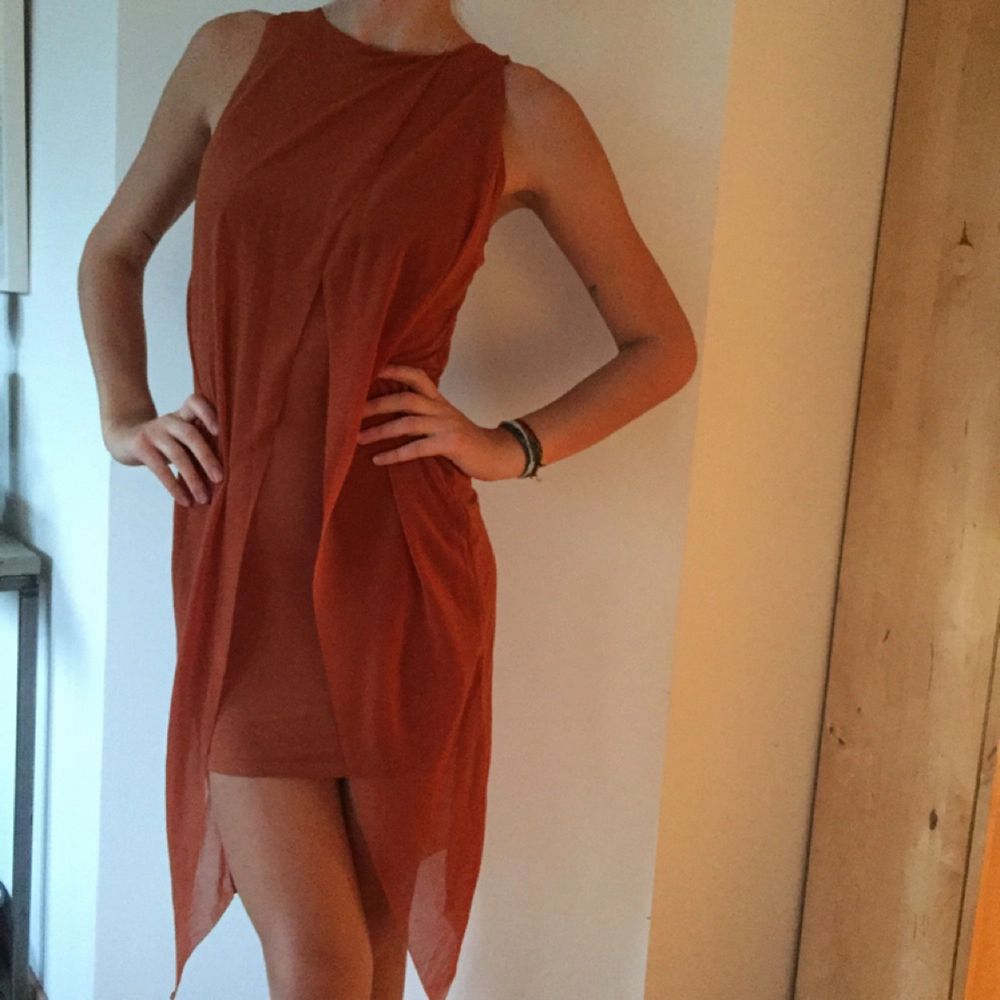 CheapMonday klänning i strl XS, använd en gång. Färgen är rost/orange. Swish och du står själv för frakt :) (jag är 180cm lång). Klänningar.