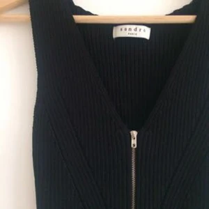  - Jättefin top från franska märket Sandro! I perfekt skick då jag aldrig har använt den. Köparen står för frakt 🍒