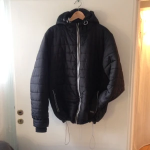  - Skön och lätt dunjacka. Knappt använd. 🌻