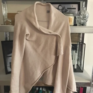  - Hunkydory kofta Japan Knit. Hämtas i Göteborg eller  skickas med posten mot fraktkostnad ☺️ superfin. Säljes då jag har en i en annan färg jag använder mer