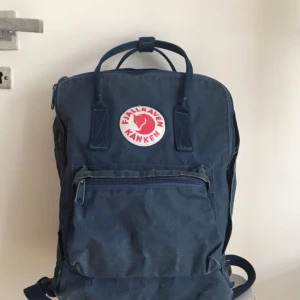  - Navy kånken i "normal" storlek! 