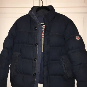  - Tidlös herrjacka från Ralph Lauren i färgen navy. Endast använd i en säsong så den är i nästintill perfekt skick!  Passar både M och L. Nypris 6000. Kan fraktas men kostnad tillkommer :) Bud är ok.