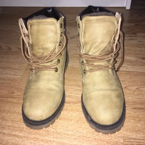  - Snygga kängor från Canyon, sparsamt använda en säsong, köparen står för frakten 