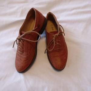 Bruna skor i skinimitation ✨ inköpta i London, använda endast en gång!