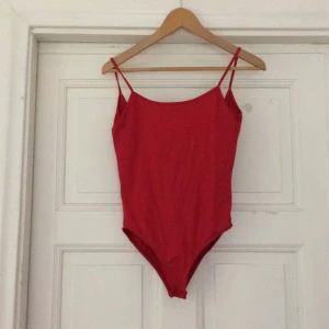  - Röd body från zara med djup urringning i ryggen. Aldrig använd! 