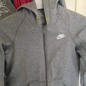En grå Nike hoodie i storlek M men passar även folk som har S. Använd några gånger.