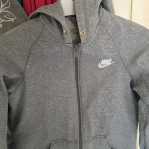  - En grå Nike hoodie i storlek M men passar även folk som har S. Använd några gånger.