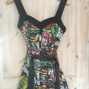  - Insydd Hell Bunny klänning från Shock!🖤 Använd två ggr och passar XS som insydd och S om man sprätter up den.✨ Köpare står för frakten