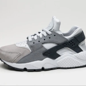  - Wmns Air Huarache Run sneaker från Nike i storlek 38,5. Endast använda 2 gånger, så de är i gott skick. Säljs på grund av de inte används så mycket som de borde.