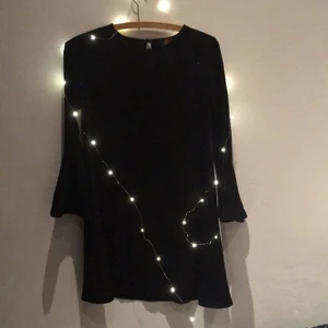  - Svart klänning med utsvängda arma. Jättefin A-form på klänningen, fint fall. Står S men skulle säga att den är lite på gränsen till XS. Köpare står för frakt!