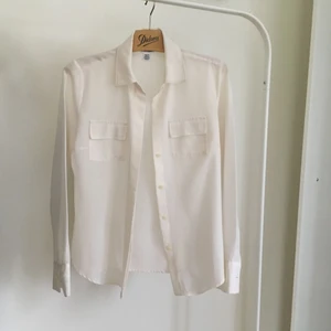  - Jättefin skjorta från Calvin Klein i tunt och skönt material. Superbra kvalité och går att matcha till allt.