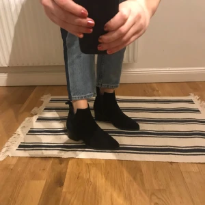  - Stilrena mocka boots, använda ca 5 ggr pga för små för mig. Alltså i mycket god kvalité. Nypris 999kr. 