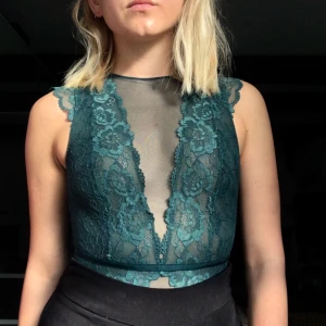  - SPETSBODY ✨ supersnygg grön spetsbody från h&m som tyvärr använts alldeles för lite!! Storleken är 34 men jag skulle säga att den passar även en 38 (har själv alltid stl 38)  Använd 2 gånger och är i bra skick!  