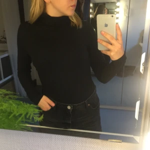  - BASIC POLO ✨ supersnygg basic polotröja från H&M med dubbelvikt krage!! Perfekta hösttröjan som passar till ALLT. Gör mig av med den pga för många svarta polotröjor. 