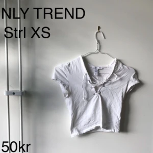 - Croptop med snörning från NLY Trend 